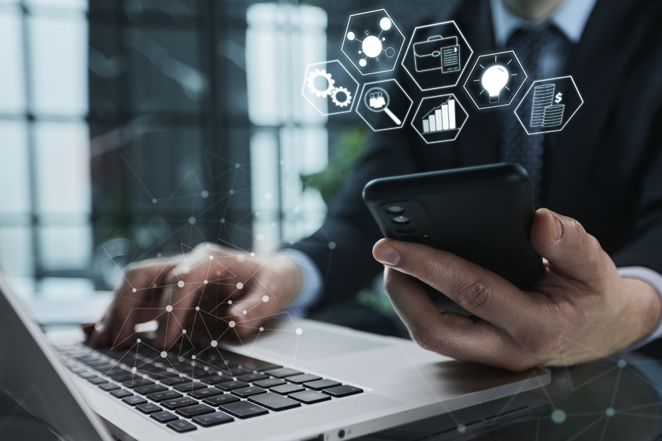 Interface de um software de facilities management exibindo centralização de contratos e ordens de serviço.